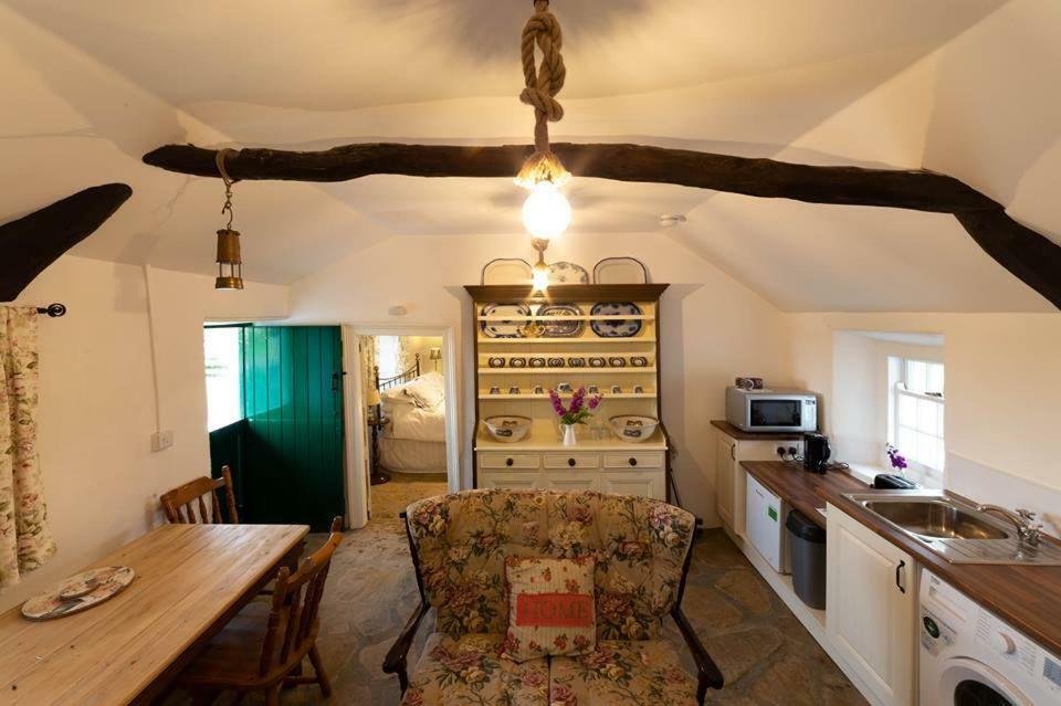 Cissy'S Cottage - Traditional Thatched Cottage, Near To Beach Aghanloo Exterior photo