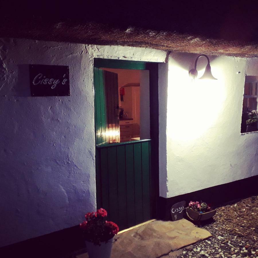 Cissy'S Cottage - Traditional Thatched Cottage, Near To Beach Aghanloo Exterior photo